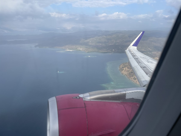 離陸直後の外の風景。フローレス島とエンジン及び右ウイング