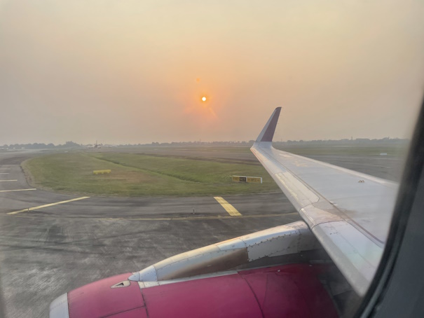 スカルノハッタ国際空港に到着直前の機体と夕陽