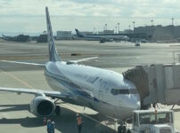 駐機中の中標津行きのB737-800