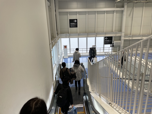 ボーディングブリッジの機能がついた建物の内部