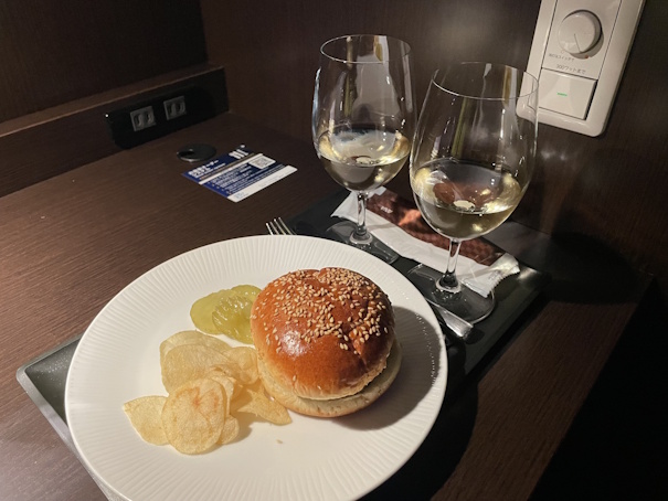 白ワインとバーガー