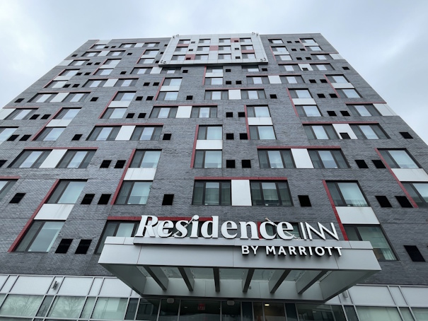 Residence Inn by Marriott New York JFK Airportの建物