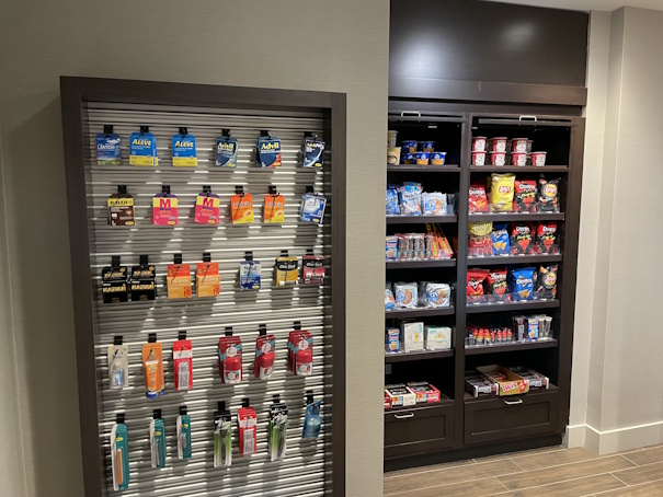 ミニコンビニにある電池や髭剃りなどの小物、インスタフードや菓子類