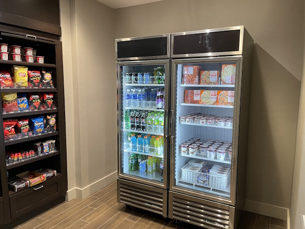 ミニコンビニ内のドリンク類(ミネラルウォーター、ソフトドリンク、ビール等)、冷凍食品やアイス