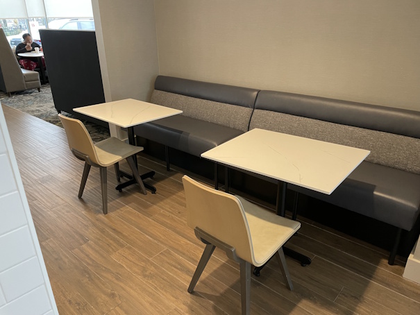 ソファ席も含めた1~2人用座席