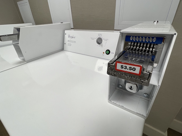 洗濯機とコイン投入口