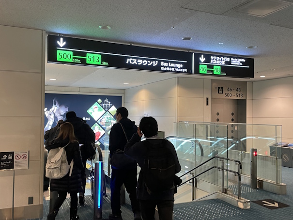 バスラウンジへのエスカレーターと階段