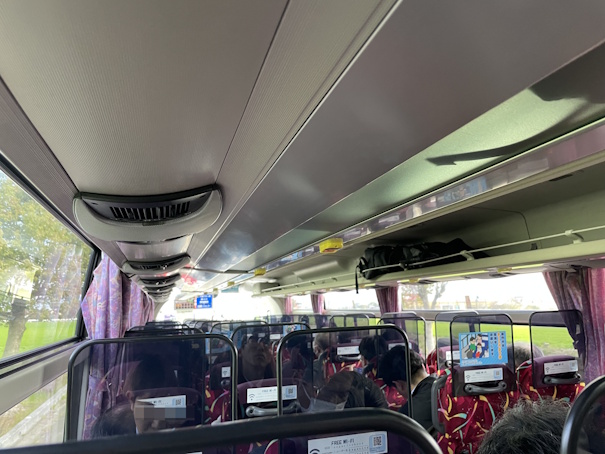 座席から見た車内前方