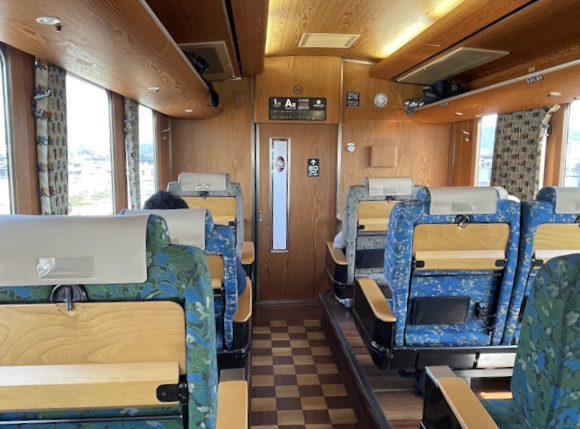 車内後方から前方を見た図