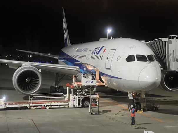 62番ゲートに到着したNH270便