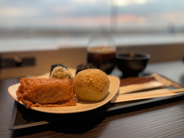 朝食のいなりずしなど