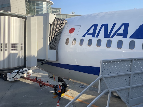 L1ドア及びプレミアムクラス側の外観