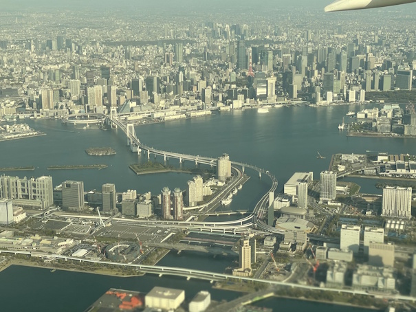 上空から見るレインボーブリッジとお台場付近