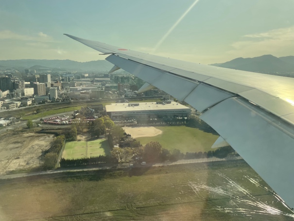 朝日を浴びながら福岡空港にタッチダウン