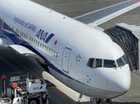 新千歳空港に駐機中のB767-300