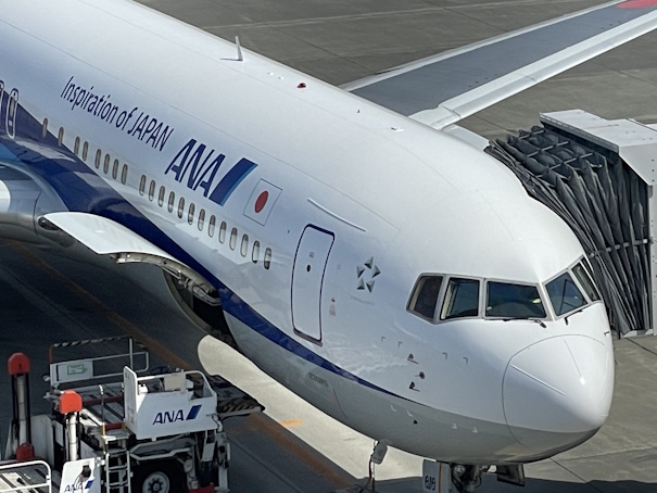 新千歳空港に駐機中のB767-300