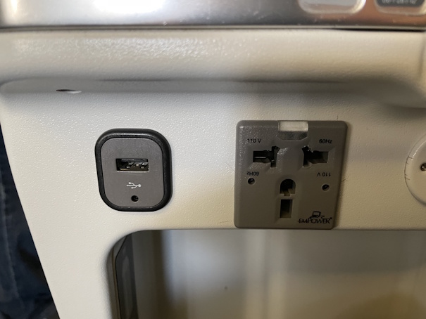 ユニバーサルタイプの電源とUSB-Aポート