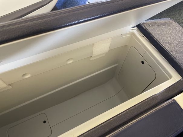 座席右の大きな収納