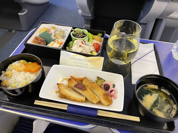 プレミアムクラスの食事（全景）