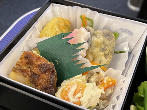 ひじき煮、豚肉のマスタード風味和ええ、タルタル風味サーモンフライと松笠いかマリネ