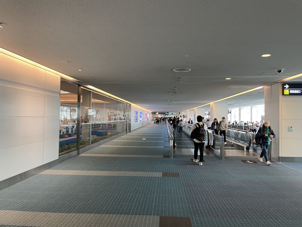 ラウンジを出て左折した先の通路