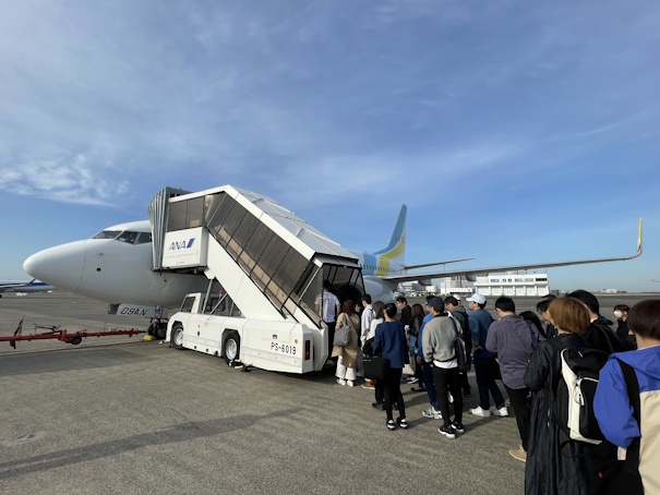 タラップから機内へと乗り込む様子
