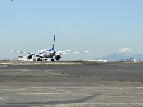 富士山を背景に滑走路へ向かうB787