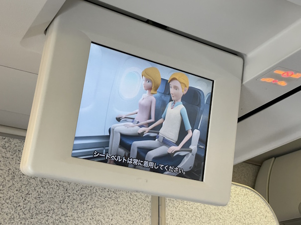 頭上の格納式モニターに流れるセーフティビデオ