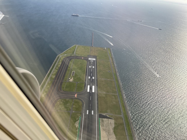 離陸直後、機内から見るD滑走路