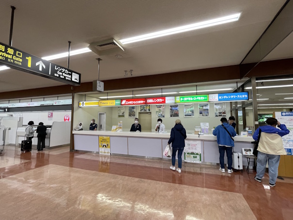 レンタカーの受付カウンター