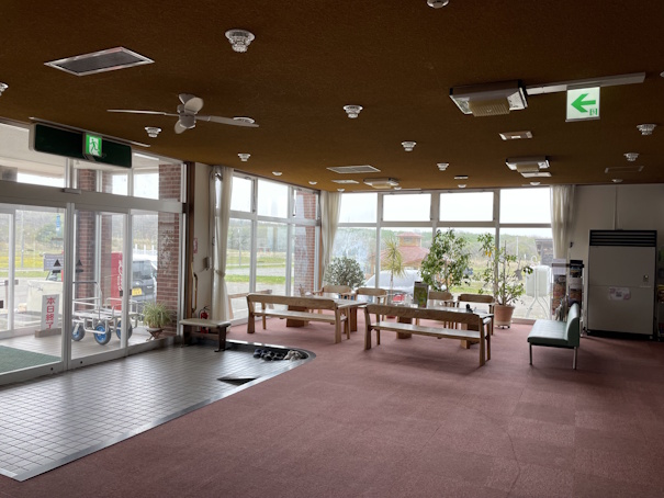 晩成温泉の玄関内