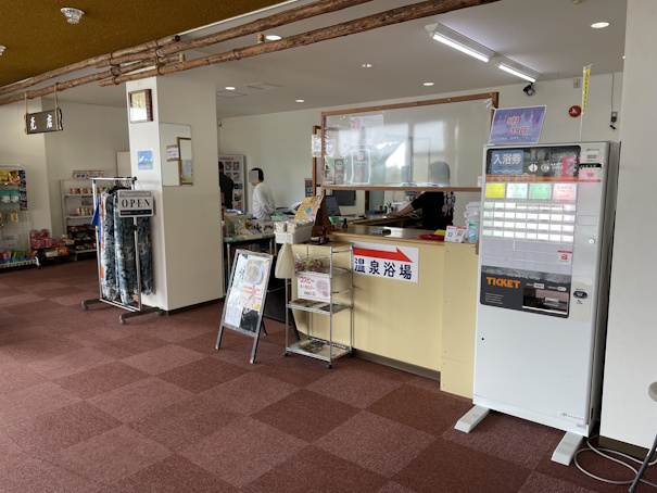 晩成温泉の受付、売店
