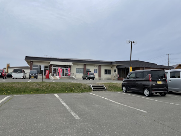 晩成温泉駐車場と温泉棟