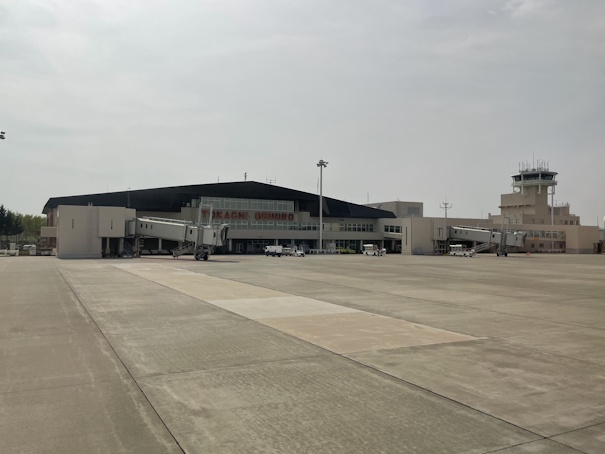 機内から見るとかち帯広空港と管制塔