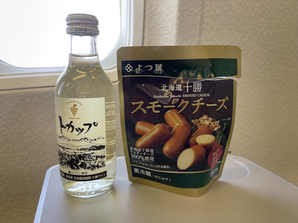 トカップ(白ワイン)とよつ葉・スモークチーズ