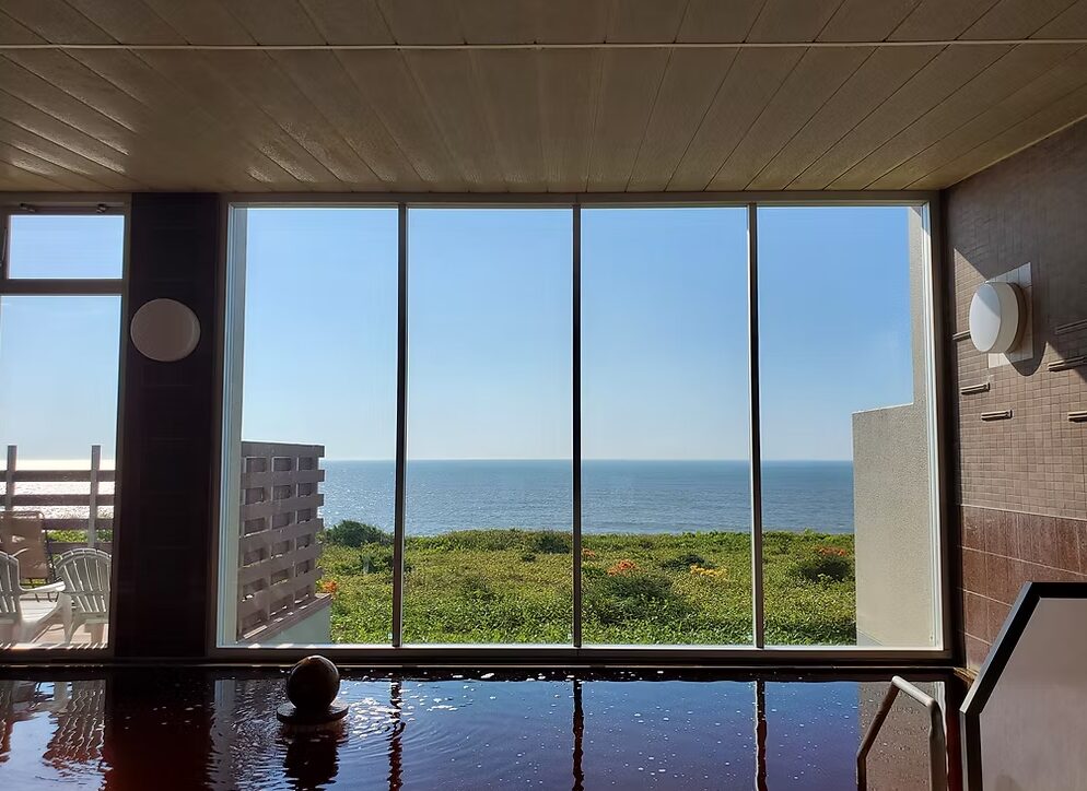 浴場内の湯舟と太平洋