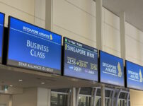 シンガポール行きの案内掲示板