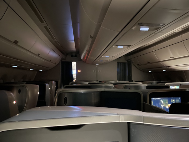 起床時の機内前方の様子