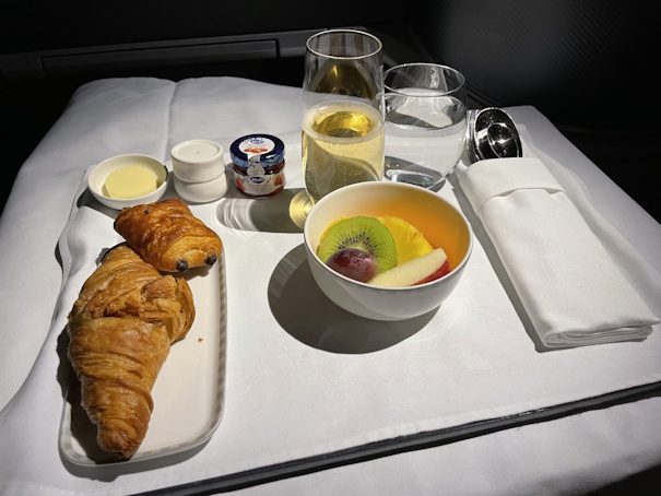 朝食のうち、先に運ばれてきたシャンパン・フルーツ・パン・調味料など