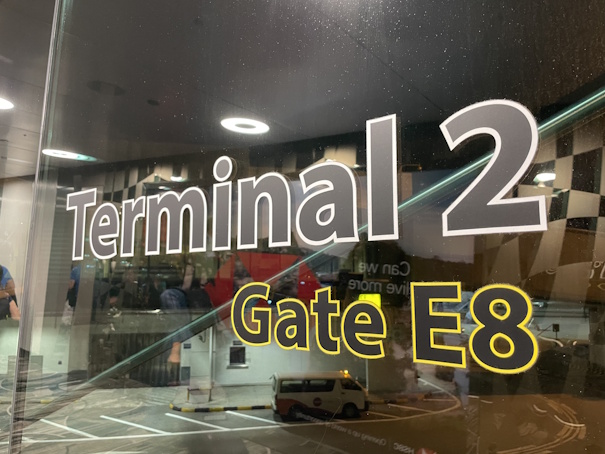 ターミナル2 ゲートE8の表示